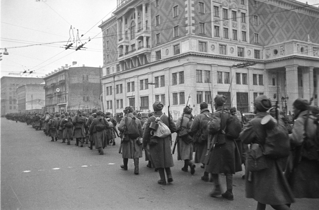 Москва, войска идут на фронт (Триумфальная площадь), 1 ноября 1941