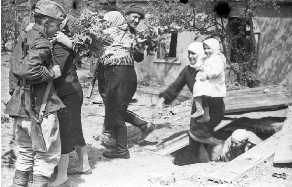 солдаты в мирном поселке, 31 марта 1944